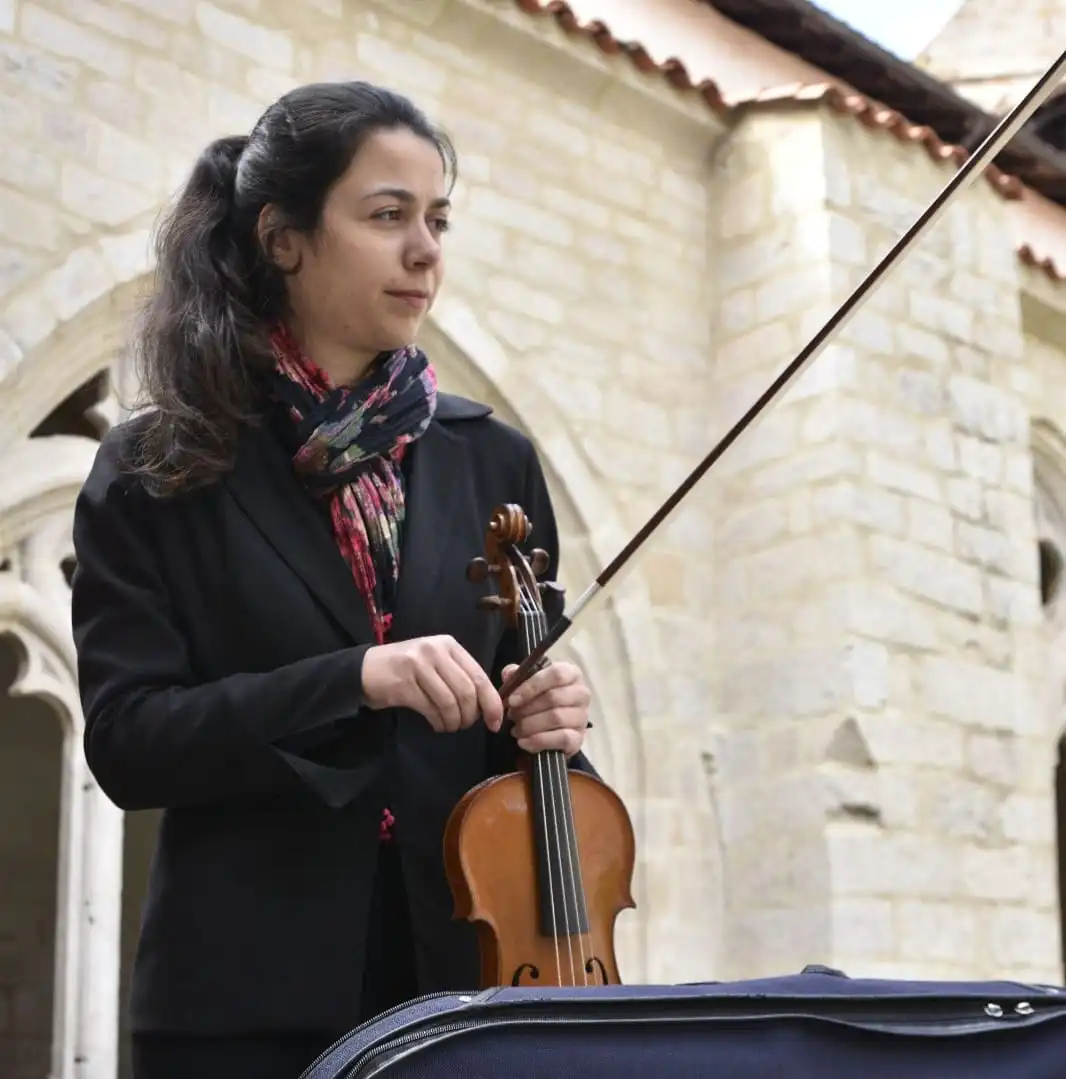 Portrait de Delphine G., violoniste et co-créatrice du Duo d'Al Fine